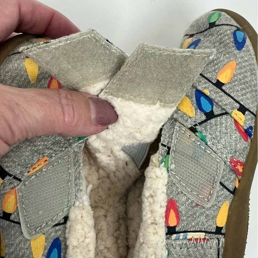 Tom’s Christmas lights print faux shearling lined hard bottom slipper shoes, 6.